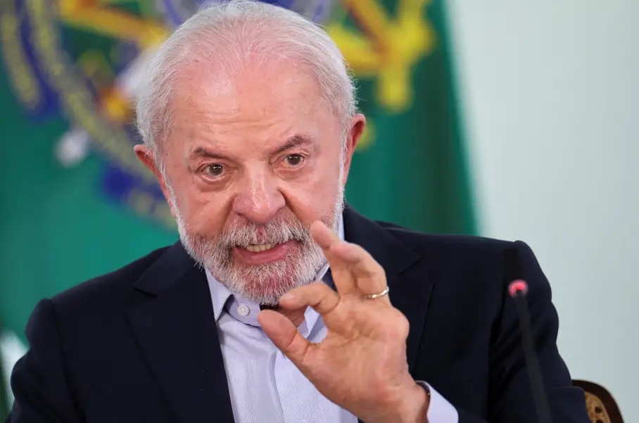 Auxiliares tentam fazer Lula seguir script após declarações repercutirem mal; entenda.