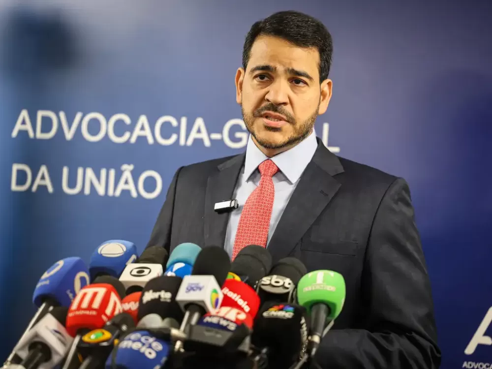 Apesar do alerta do Senado, Messias segue como favorito de Lula para o STF