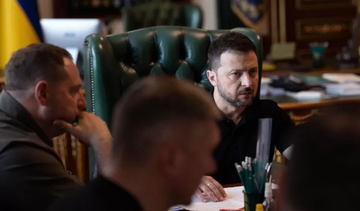 Zelensky se reúne com Macron para negociar defesa aérea da Ucrânia