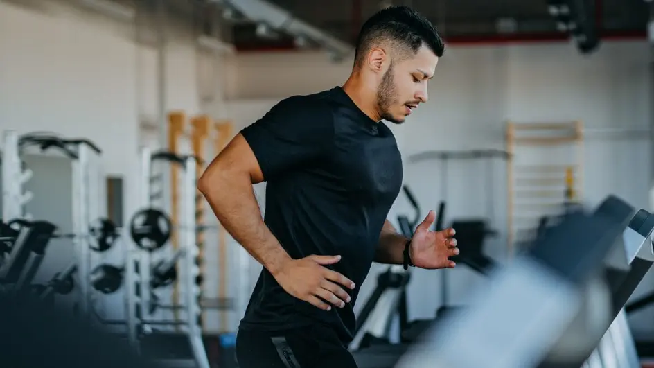 Correr ou levantar peso: estudo revela o que é mais eficaz para o metabolismo