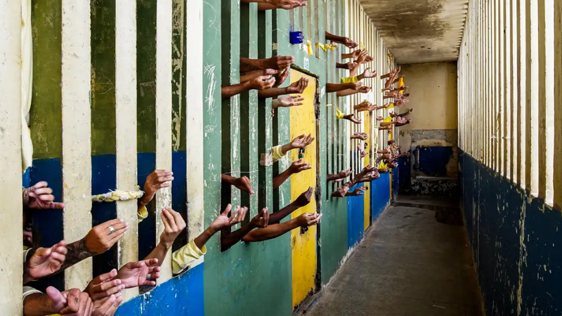 Maiores facções criminosas do Brasil, Comando Vermelho e PCC fazem aliança inédita, aponta relatório.