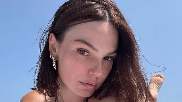 Isis Valverde surge de biquíni em cliques na Bahia e seguidores babam: “perfeição de mulher”