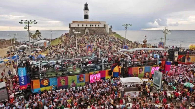 Nordeste lidera destinos para carnaval 2025 e Salvador se destaca entre as capitais.