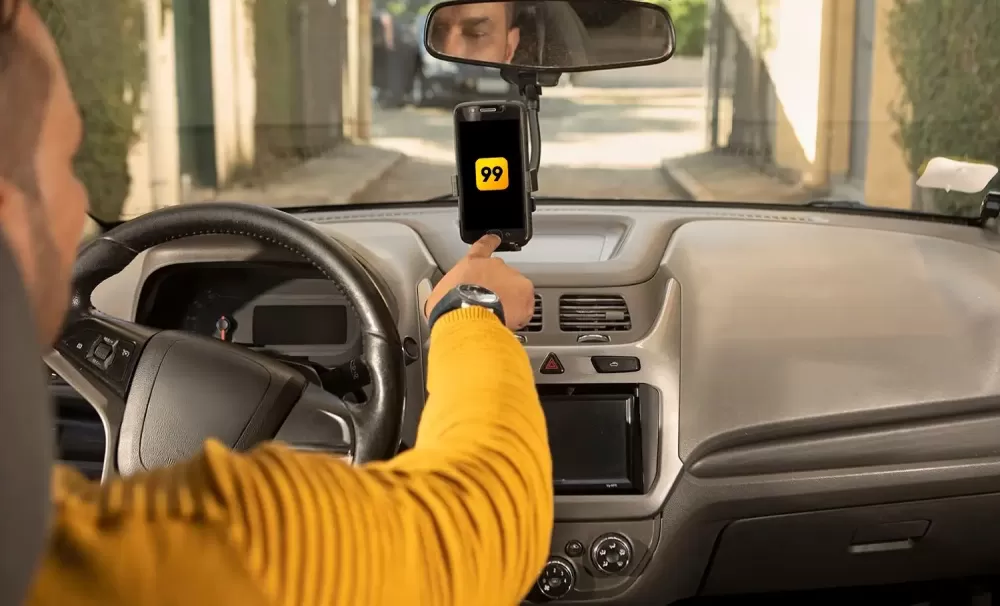 Uber e 99 preveem transporte de passageiro por moto a partir do dia 11