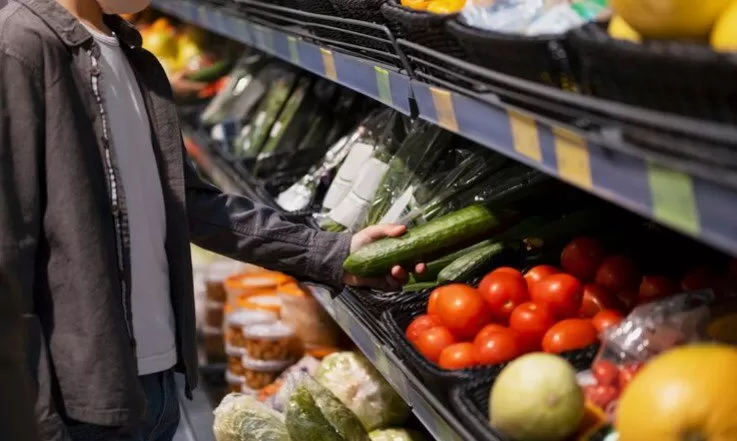 Alta no preço dos alimentos: Estudo aponta causas e sugere medidas para conter impacto.