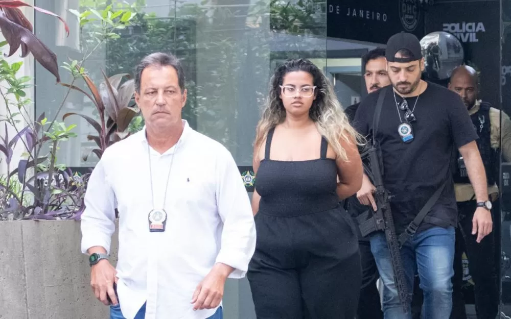 Vídeo: suspeita de mandar matar mãe da enteada é levada para presídio em Benfica