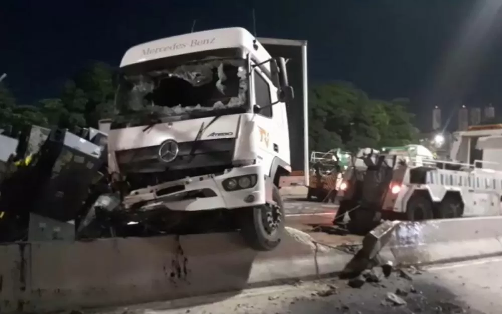 Tombamento de carreta interdita Avenida Brasil