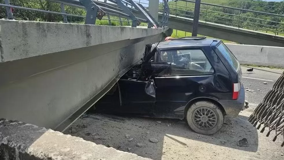 Caminhão derruba passarela e motorista de carro morre esmagado na BR-116, em Guapimirim