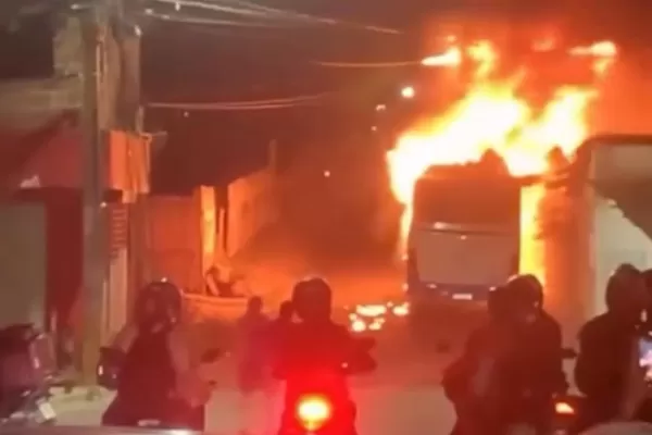 Incêndio destrói ônibus e fogo atinge três casas em Paulista; vídeo