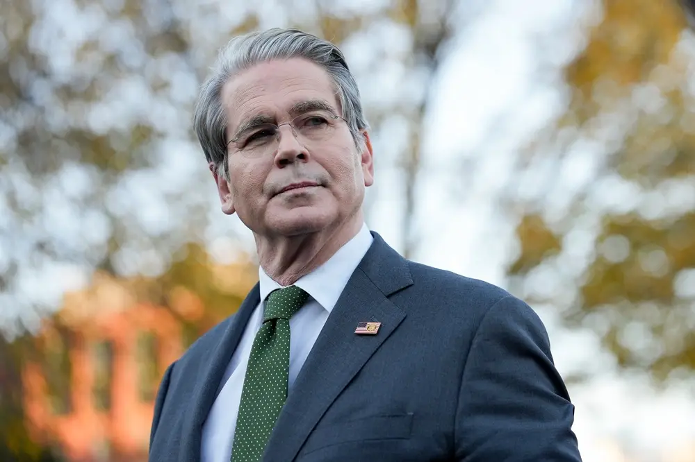 Scott Bessent, secretário do Tesouro dos EUA, fala com membros da mídia em frente à Casa Branca, em Washington, DC, EUA, na quarta-feira, 5 de novembro de 2025. A Suprema Corte dos EUA demonstrou ceticismo em relação às amplas tarifas globais do president