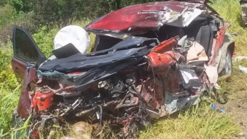 Acidente entre carro e caminhão deixa quatro pessoas da mesma família mortas na Bahia.
