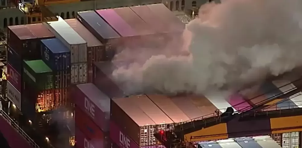 Navio pega fogo no Porto de Los Angeles, o mais movimentado da América do Norte