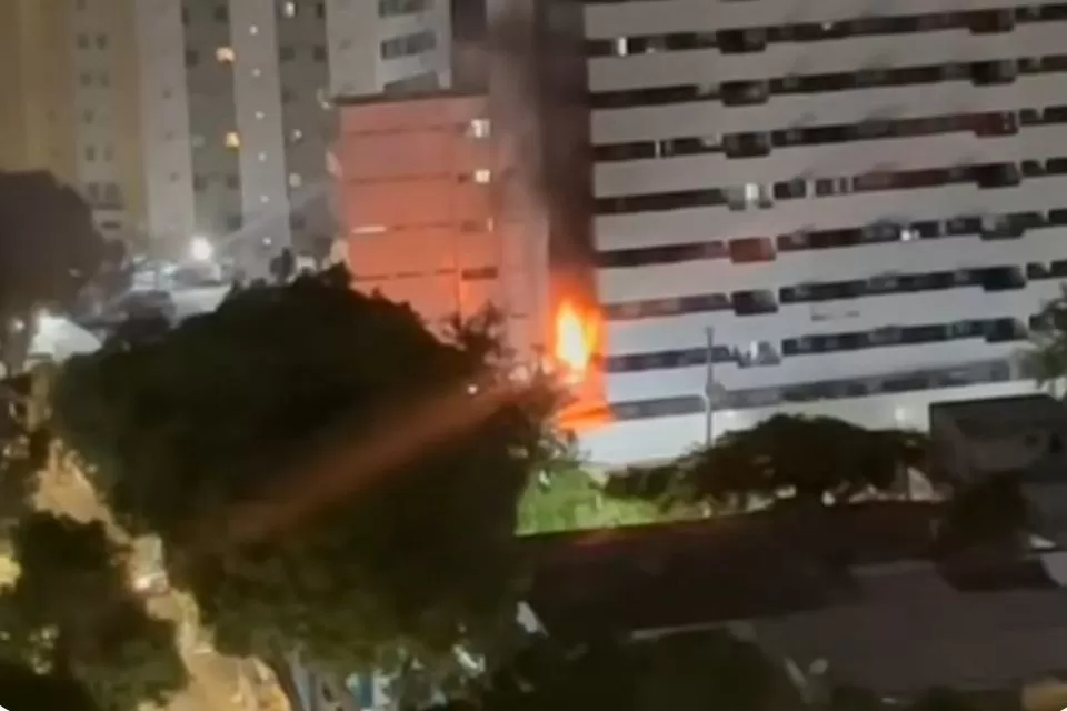 Incêndio atinge apartamento na Zona Norte do Recife; adolescente conseguiu escapar do fogo.