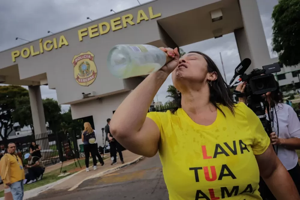 Opositores de Bolsonaro cantam “Vou festejar” e comemoram na PF. Vídeo