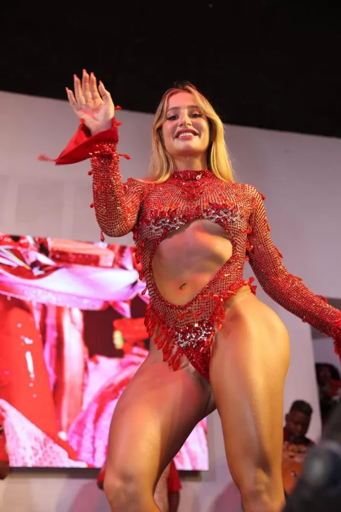 Mulher Melão é homenageada por musas na quadra do Salgueiro