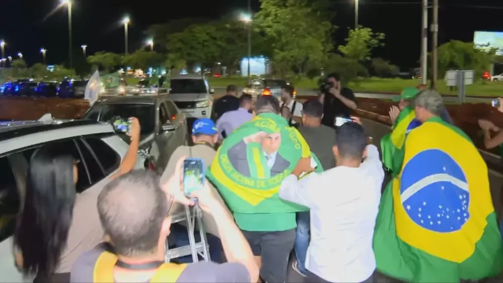 Vigília acaba em confusão após fala pró-prisão de Bolsonaro; veja vídeo