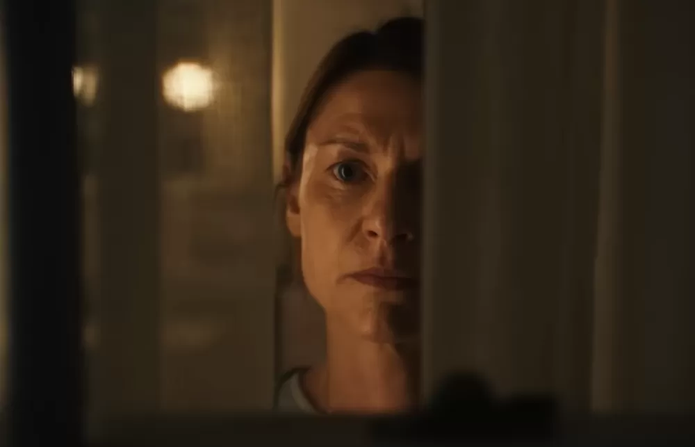 A dor de uma mãe, um vizinho misterioso e um suspense viciante: a série da Netflix que não para de crescer