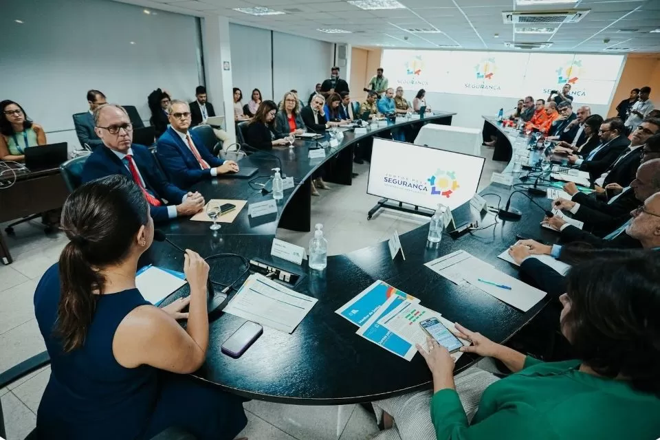 Governo de Pernambuco assina contrato para instalação de 2 mil câmeras de videomonitoramento