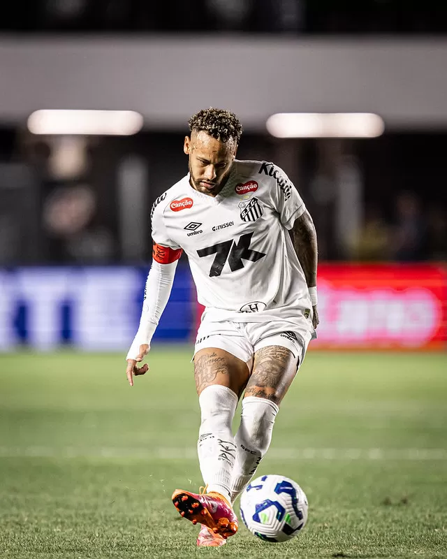 Neymar é preservado após sentir dores no joelho e desfalca o Santos diante do Internacional