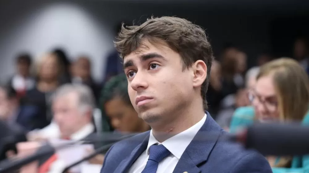 Erika Hilton pede a Moraes que investigue Nikolas por uso de celular com Bolsonaro