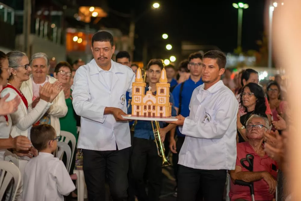AO LADO DE JOÃOZINHO E MENDONÇA, PREFEITA LUCIELLE PRESTIGIA CELEBRAÇÃO DE 220 ANOS DA IGREJA MATRIZ DE SÃO JOSÉ