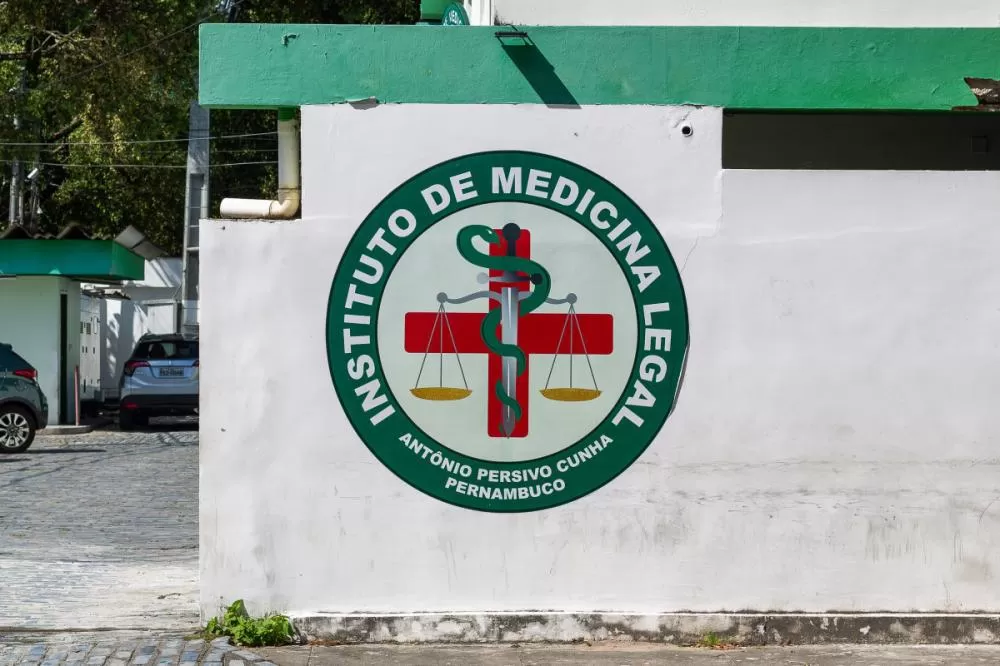 Criança morre após fogão tombar em casa; mãe havia saído para comprar comida