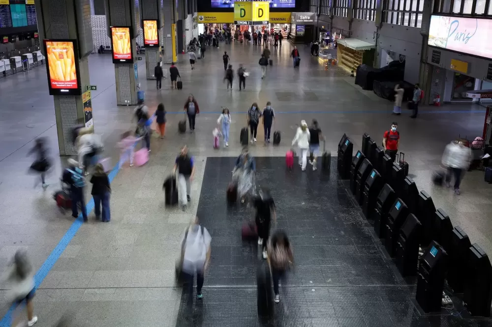 Brasil ultrapassa marca de 100 milhões de passageiros nos aeroportos em 2025.