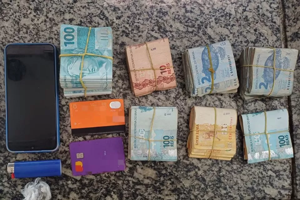 Dupla é presa com mais de R$ 27 mil sem origem declarada e porções de droga no Recife