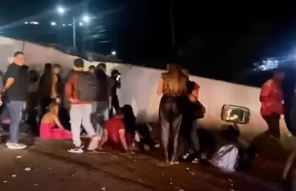 Ônibus capota após colisão e deixa feridos em Moreno, no Grande Recife.
