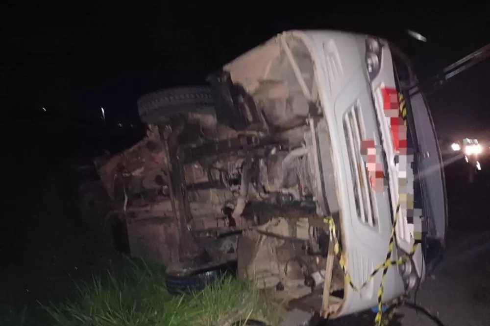 Ônibus tomba na BR-232 em Vitória de Santo Antão e deixa 16 feridos