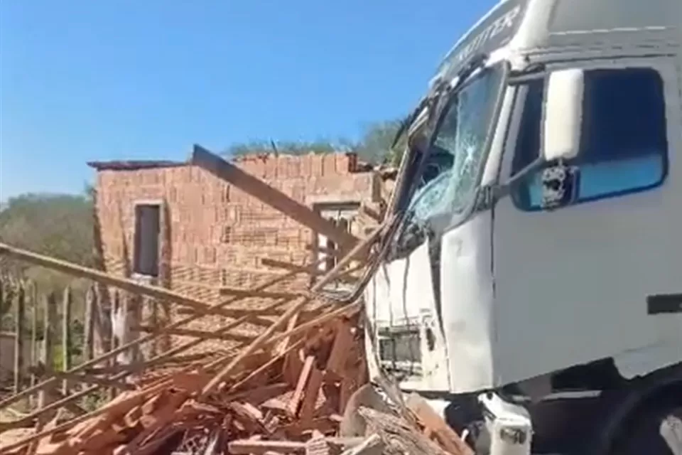 Carreta sai da pista e atinge casa em Sertânia; cinco pessoas tiveram ferimentos leves