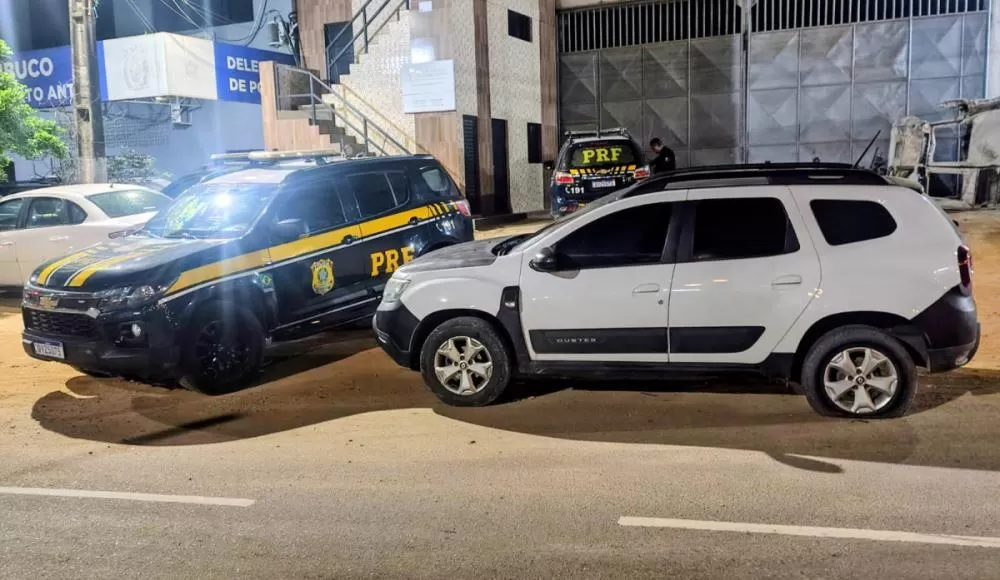 PRF prende dois homens após perseguição a carro roubado na BR-232, em Gravatá