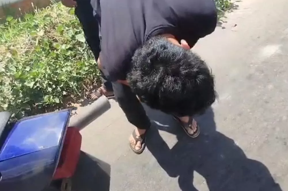 PMs obrigam jovens a ouvir barulho de escapamento de moto no Sertão: “Vão fazer ainda?”