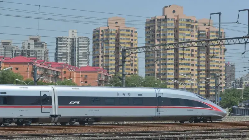 Trem bate e mata 11 pessoas no pior acidente ferroviário da China da década