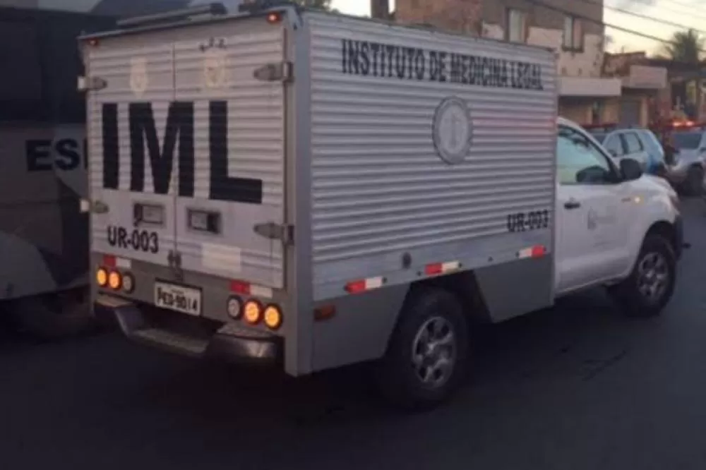 Homem é encontrado morto com as mãos amarradas ao lado de motocicleta carbonizada em Petrolina