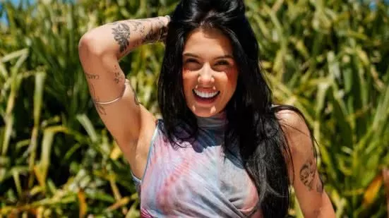 Ana Castela surpreende ao mostrar transformação do corpo após rotina intensa de treinos; veja