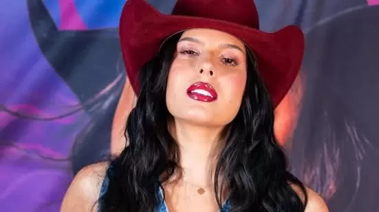 Ana Castela lança boneca própria com look rosa e acessórios; saiba preço