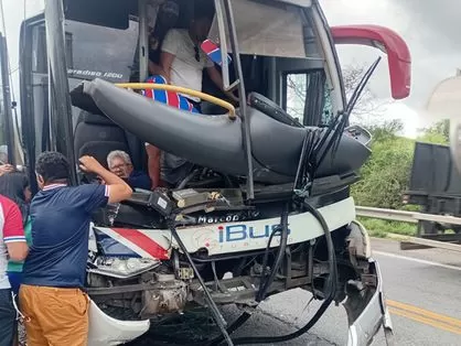 Ônibus com torcedores do Fortaleza colide com carreta no retorno de Bragança Paulista