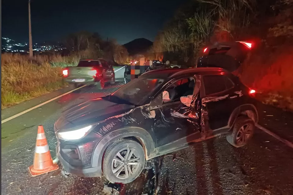 Caminhão perde freio e bate em quatro veículos na BR-232, em Pombos, na noite deste sábado (29).