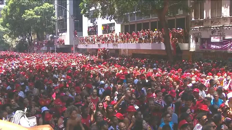 Flamenguistas lotam Circuito Preta Gil para comemorar título da Libertadores; assista