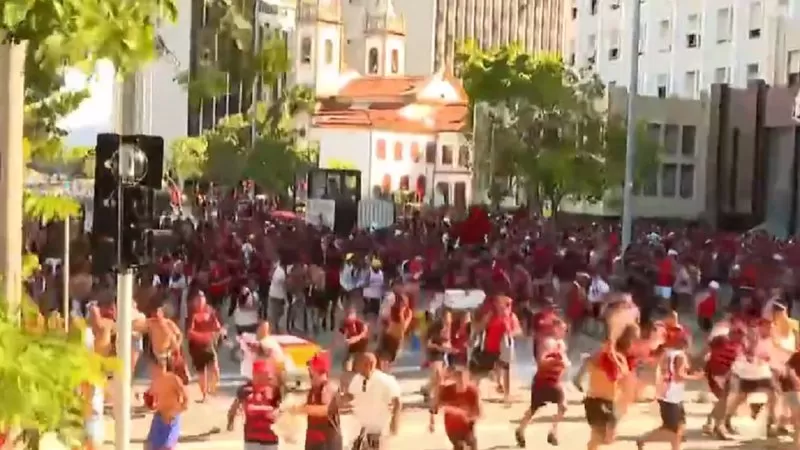 URGENTE: Festa do Flamengo acaba em confusão; bombas são disparadas