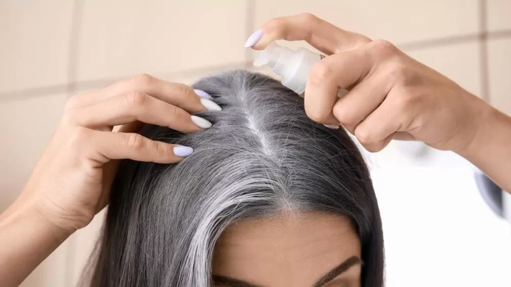 Aprenda a pintar seus cabelos grisalhos em casa sem produtos químicos