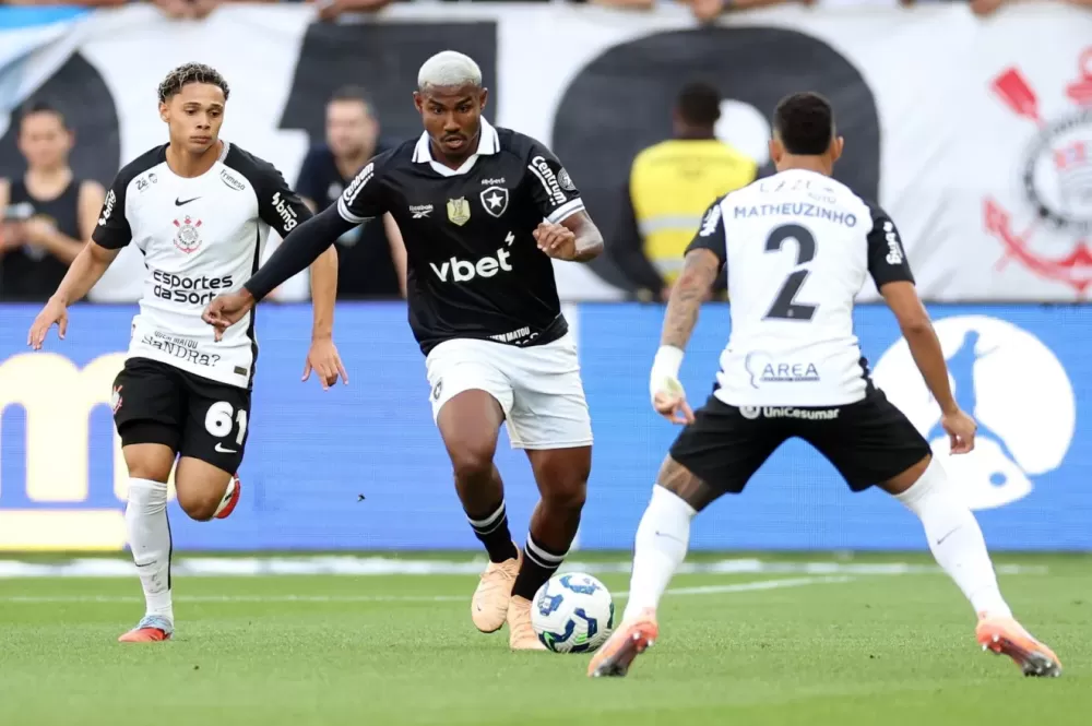 Brasileiro: Corinthians e Botafogo empatam em jogo elétrico de quatro gols