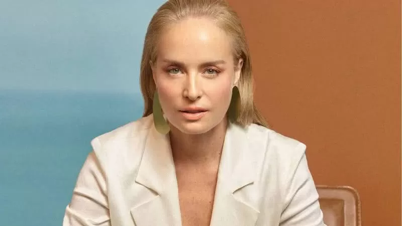 Aos 52 anos, Angélica faz topless em fotos de aniversário e celebra: ‘Beleza e alegria’