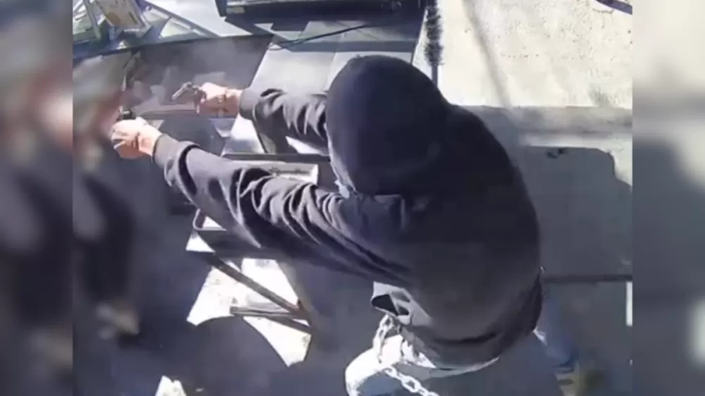 Polícia pede prisão de homem que atirou seis vezes contra ex-namorada