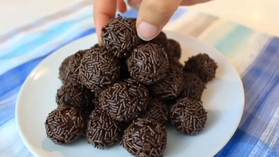 Sobremesa vegana: esse brigadeiro fica perfeito para enrolar