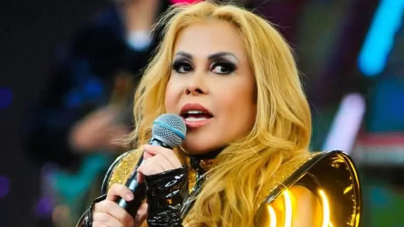 CHOCANTE! Fã passa a mão na bunda de Joelma no palco e cantora se revolta; veja vídeo