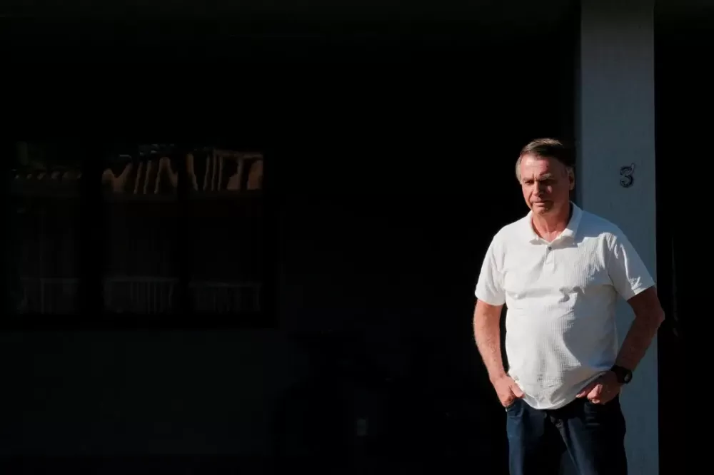 Bolsonaro pode ir ao semiaberto em 2033 e ter liberdade condicional só em 2037