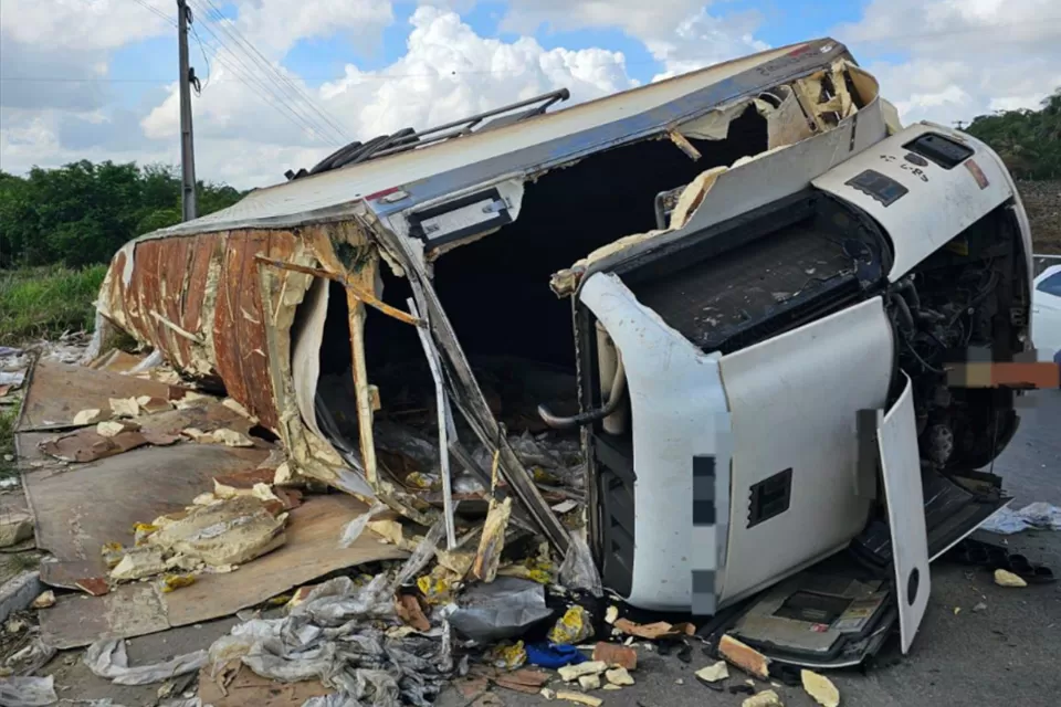 Três motociclistas morrem após semirreboque de caminhão tombar em Ribeirão, Mata Sul de Pernambuco