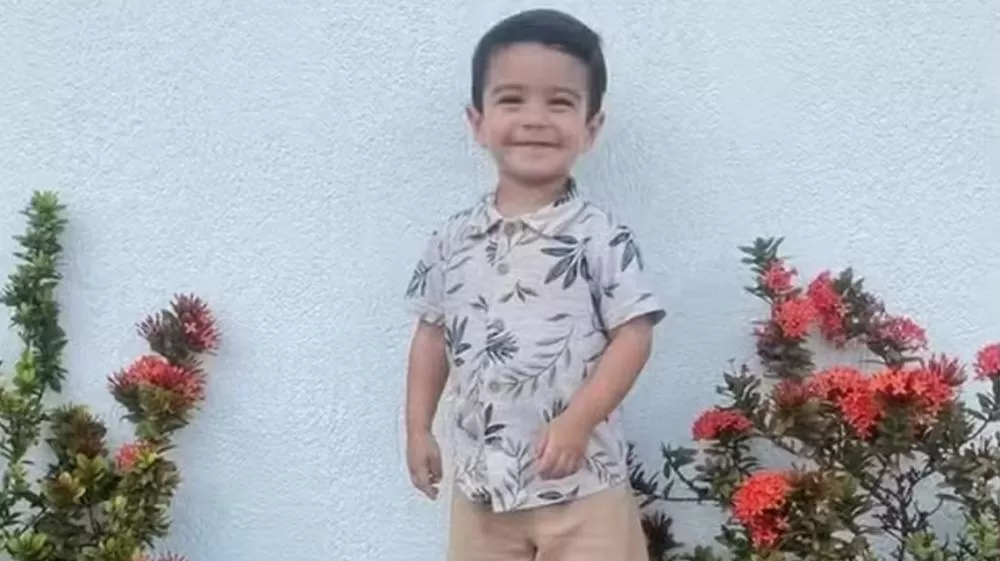 Criança de 2 anos morre após ser esquecida em carro com janelas fechadas, sob forte calor, por quatro horas